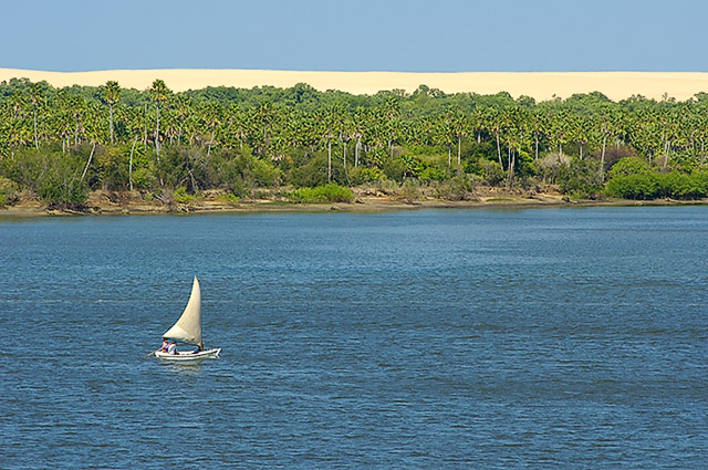 Jangada descortinando as guas calmas do Rio Jaguaribe, Fortim