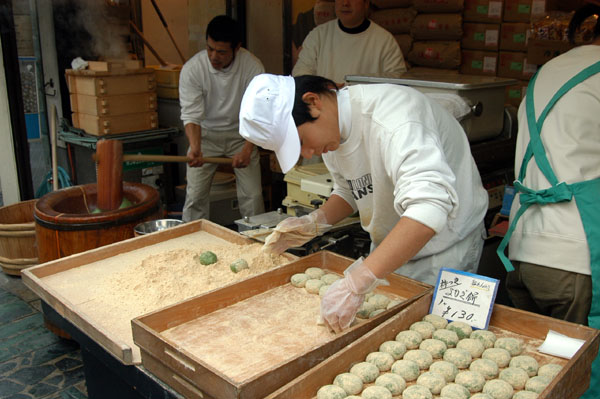 Rolling the Yomogimochi into balls