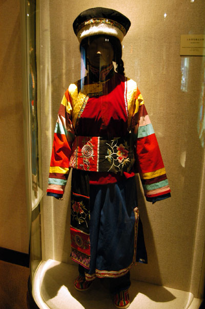 Woman's dress, Tu Nationality