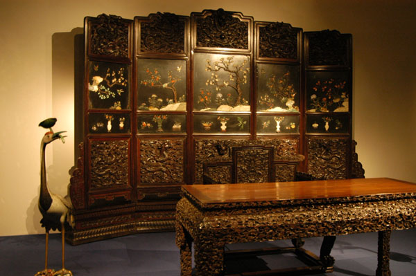 Screen set in a stand with engraved and jade inlaid cloud and dragon design, mid-Qing
