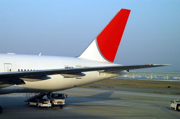 Japan Airlines Boeing 777 at Kansai