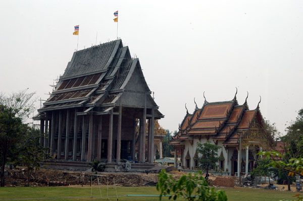 Wat Amphuvararam with a new pavilion under construction