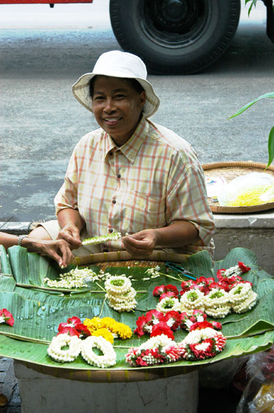 Braiding flowers near Wat Po
