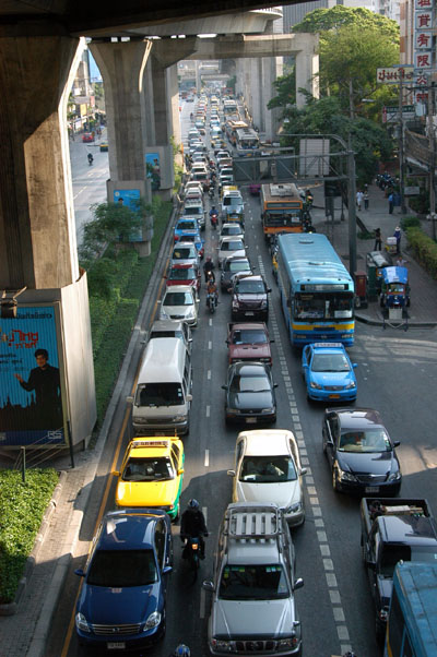 Traffic backed up on Th. Phaya Thai