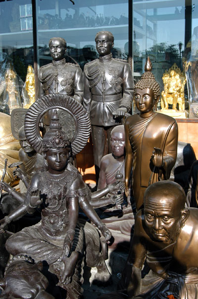 Statue shop on Th. Bamrung Muang