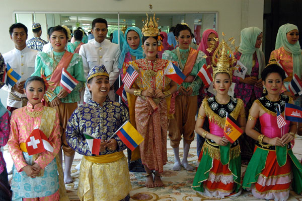 Thai dancers posing after the performance