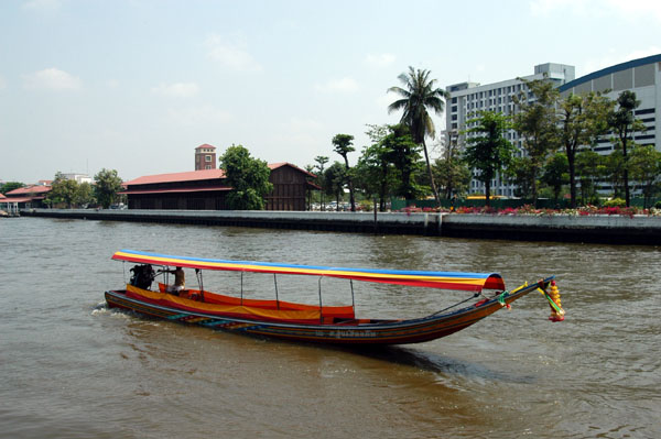 Long tail boat tours of Thonburi leave from Tha Chang pier near the Grand Palace