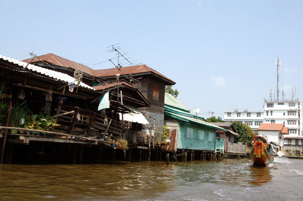 The tour entered at Khlong Mon, across the river from the Royal Palace