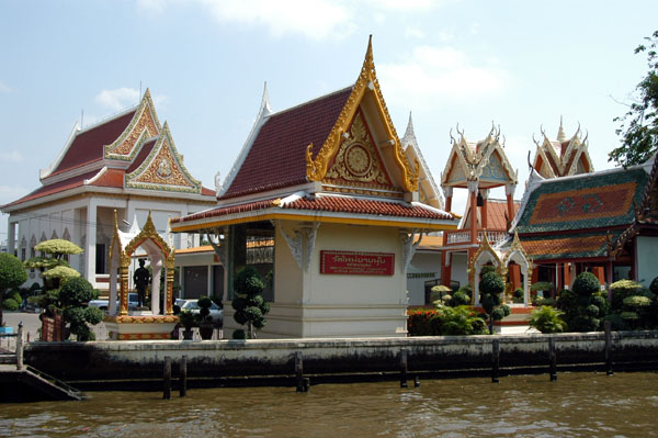 Wat across from the Thonburi Snake Farm