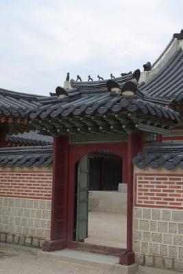 7811 door at gyeongbokgung.jpg