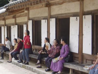 7834 A5214 changdeokgung ladies.jpg