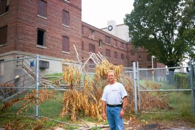 Keith Leggett, renovates Elvis' unit for a future museum (2002)