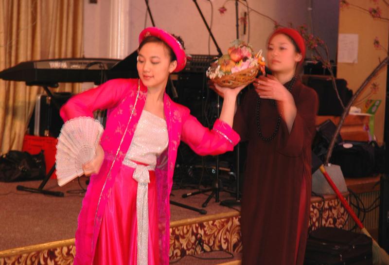 Thi Mau dang gheo chu Tieu