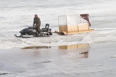 Looking for a safe path on the ice