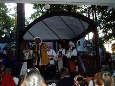 PubSingWithTheKing&Queen.JPG