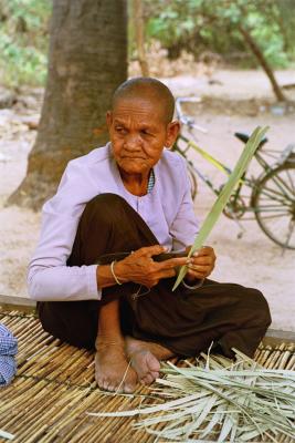 u14/rhfau/medium/41677210.oldlady.jpg