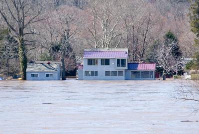 flooded house '05 flood (telephoto)
