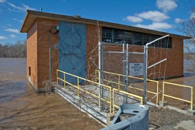 Wilburtha (Trenton) River Station (near crest) flood '05
