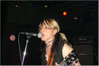 u14/sinaevil/medium/41733346.ElboRoom3.7.05ssing.jpg