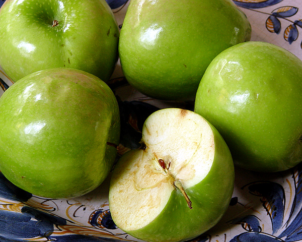 <B>Apples</B><BR><FONT size=2>by Brian Jarrel</FONT>