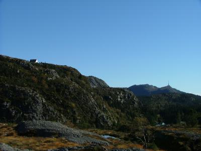 En hytte pе Sandviksfjellet med Ulriken i bakgrunnen