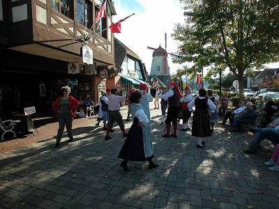 Solvang dancers