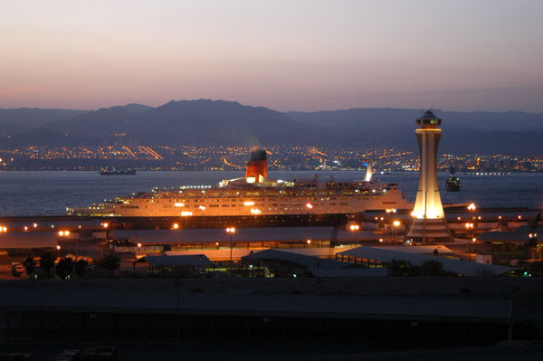 Cunard's QEII docked in Aqaba, 2 April 2005