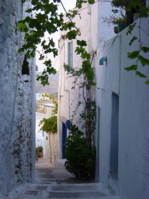 So don't hesitate to wander in the narrow streets of Chora...