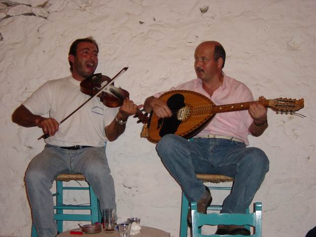 Amorgos will say goodbye with violin and lute...