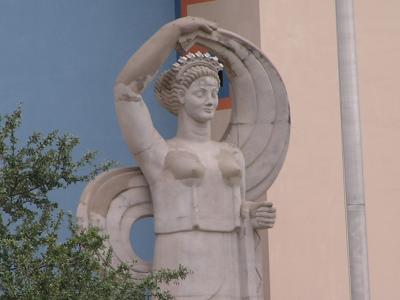 Statue at Womens Bldg StateFair.JPG