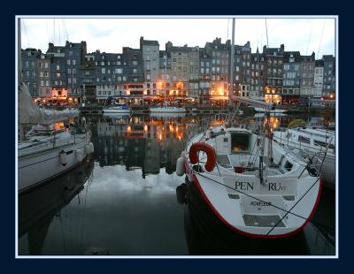 Le vieux port, in the evening