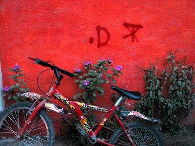 rojo bike y rojo wall