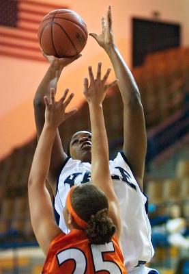 Yale's center powers to the basket