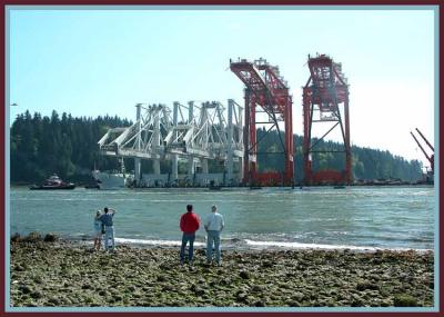 Zhen Hua 6 carries 2 new cranes (red) for Vancouver.