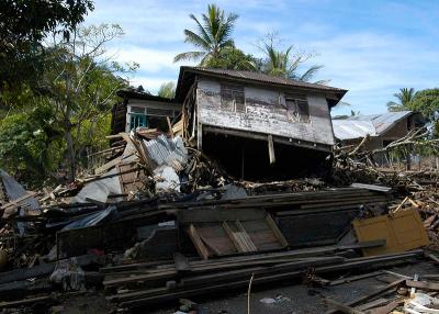 House lies nearly on its side  in   Glebruk, Sumatra