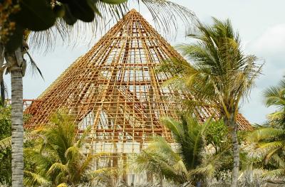 Closer look at the palapa roof supports