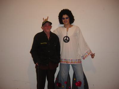 Angelo og Sebastian Sebastian er ekki i buningi hann er oryggisvordurinn i gotunni okkar.JPG
