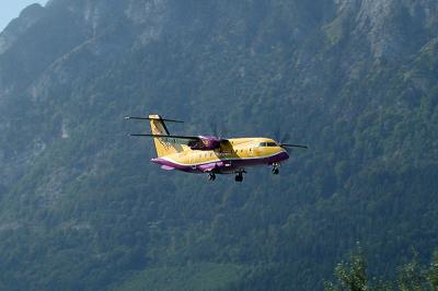 OE-LIR on short final RWY08
