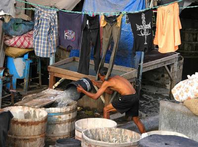 Laundry worker Bombay Dhobi Ghats.jpg