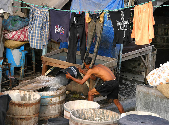 Laundry worker Bombay Dhobi Ghats.jpg