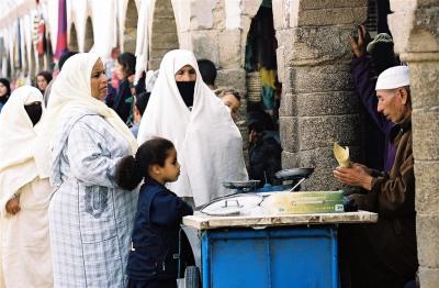 Voyage au Maroc - A Essaouira, achat de pois-chiches au souk