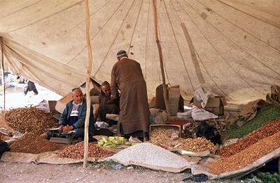 Souk rural à Ad Drah - Vendeur de fruits secs