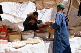 Voyage au Maroc - Souk rural à Ad Drah, un marchand d'épices