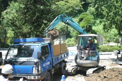 There was quite a bit of construction going on at Kenchoji Temple, Kamakura, where this picture was taken.  Isn't that cute!