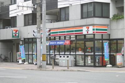 7-11!
Normally, I would never set foot in a 7-11, however, the ones in Japan are great. They're clean, nice ... well all the stuff that IS Japan. And the food? Excellent and cheap. We at lunch on several days from 7-11. Sushi, rice cakes, YUMMMY!