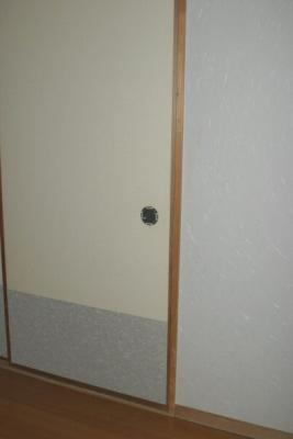 Shoji (sliding paper door) to the room part, but it wasn't made of paper.