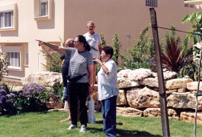 אצל משפחת וינר בגינה - מאי 2000