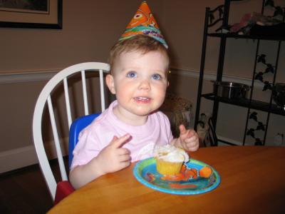 ellie_bday05_cupcake.jpg