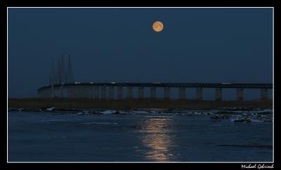 Moon Set over the resunds Bridge
