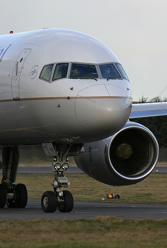 Continental Airlines Boeing 757 arrives from Newark, New York